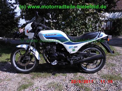 Kawasaki_GPZ305_weiss-blau_EX305B_Halbschale_Belt-Drive_Riemen-Antrieb_original_Auspuff_2-2_KHI_K_070_–_wie_ER_EX_Z_250_305_A_B_GP-1.jpg