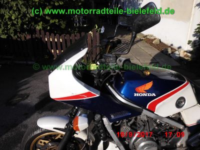 Honda_VF750F_RC15_Interceptor_V4_Youngtimer-Sportler_90PS_Super-Bike_Lenker_GIVI_Monorack_3_Gepaecktraeger_–_Technik_wie_VF_400_500_700_750_1000_1100_F_S_C-64.jpg