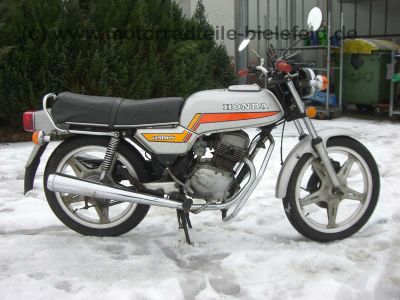 Honda_CB_125_CB125_T_T2_125T2_CB125T2_silber_Verkleidung_35.jpg