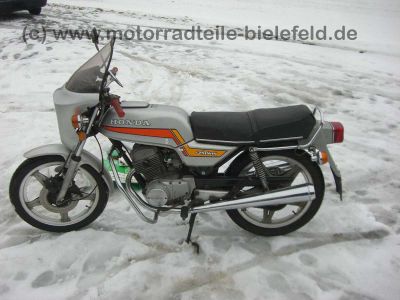 Honda_CB_125_CB125_T_T2_125T2_CB125T2_silber_Verkleidung_5.jpg