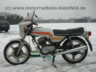 Honda_CB_125_CB125_T_T2_125T2_CB125T2_silber_Verkleidung_8.jpg