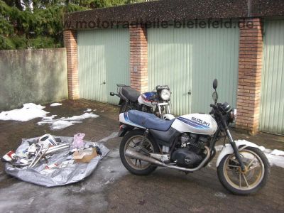 Suzuki_GSX_250_400_GSX400_E_S_weissblaurot_400E_400S_GK53C_2.jpg