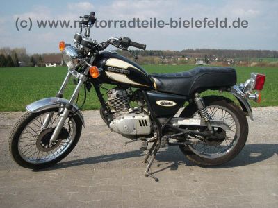 Suzuki_GN125_NF41A_NF41_A_GN_125_schwarz_weiss_1.jpg