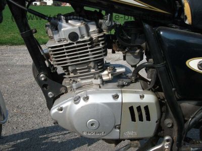 Suzuki_GN125_NF41A_NF41_A_GN_125_schwarz_weiss_11.jpg