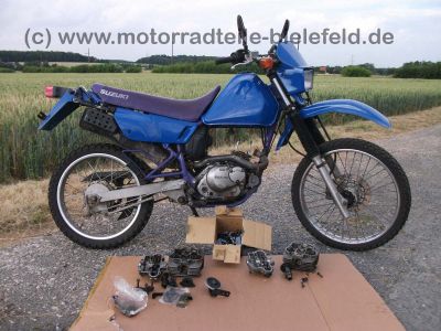 Suzuki_DR125SE_SF44A_blau_2x_Zylinderkopf_DR_GN_GZ_125_S_SE_125S_125SE_SF_43_44_SF43_SF44_A_B_43B_44A_GN125_GZ125_1.jpg