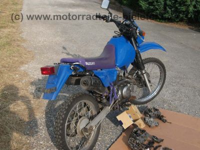 Suzuki_DR125SE_SF44A_blau_2x_Zylinderkopf_DR_GN_GZ_125_S_SE_125S_125SE_SF_43_44_SF43_SF44_A_B_43B_44A_GN125_GZ125_23.jpg