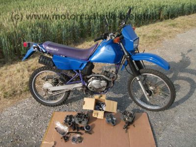 Suzuki_DR125SE_SF44A_blau_2x_Zylinderkopf_DR_GN_GZ_125_S_SE_125S_125SE_SF_43_44_SF43_SF44_A_B_43B_44A_GN125_GZ125_24.jpg