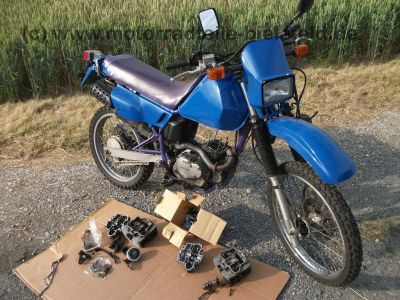 Suzuki_DR125SE_SF44A_blau_2x_Zylinderkopf_DR_GN_GZ_125_S_SE_125S_125SE_SF_43_44_SF43_SF44_A_B_43B_44A_GN125_GZ125_25.jpg
