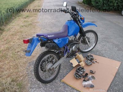 Suzuki_DR125SE_SF44A_blau_2x_Zylinderkopf_DR_GN_GZ_125_S_SE_125S_125SE_SF_43_44_SF43_SF44_A_B_43B_44A_GN125_GZ125_4.jpg