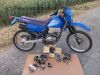 Suzuki_DR125SE_SF44A_blau_2x_Zylinderkopf_DR_GN_GZ_125_S_SE_125S_125SE_SF_43_44_SF43_SF44_A_B_43B_44A_GN125_GZ125_5.jpg