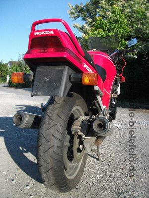 Honda_VFR_750_F_750F_VFR750F_rot_RC24_wie_RC36_VF_VFR_400_500_700_750_F_S_C_40.jpg
