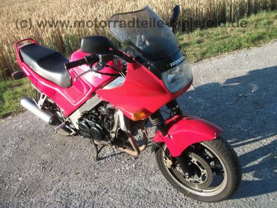 Honda_VFR_750_F_750F_VFR750F_rot_RC24_wie_RC36_VF_VFR_400_500_700_750_F_S_C_44.jpg