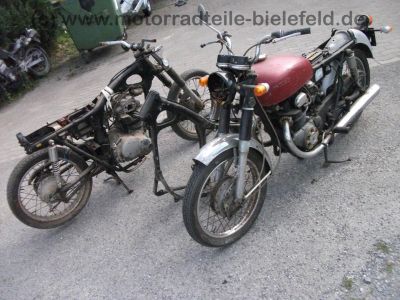 Honda_CB_250K4_rot_original_Auspuff_250_CB250_K_K4_B4_250K_250K4_250B4_CB250K_CB250K4_CB250B4_02_1973_10.jpg