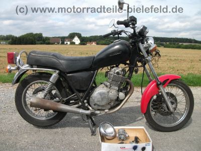 Suzuki_GN_250_schwarzrot_NJ42A_wie_GN_DR_125_250_400_GN125_GN250_GN400_58.jpg