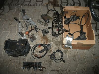 Honda_CBX_750_F_RC17_Teile_Anlasser_Schalter_Fussrasten_Geweih_Oelkuehler_Bremse_1.jpg