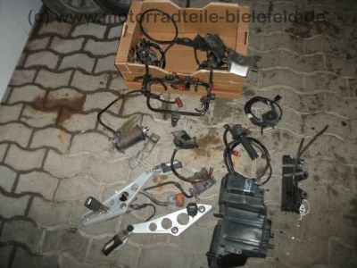 Honda_CBX_750_F_RC17_Teile_Anlasser_Schalter_Fussrasten_Geweih_Oelkuehler_Bremse_2.jpg
