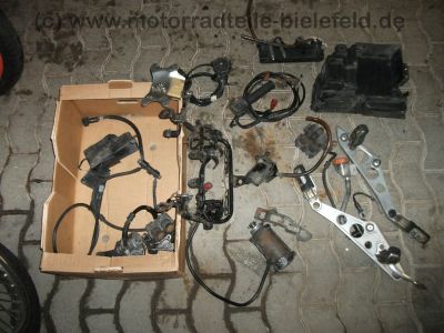 Honda_CBX_750_F_RC17_Teile_Anlasser_Schalter_Fussrasten_Geweih_Oelkuehler_Bremse_3.jpg