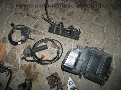 Honda_CBX_750_F_RC17_Teile_Anlasser_Schalter_Fussrasten_Geweih_Oelkuehler_Bremse_6.jpg