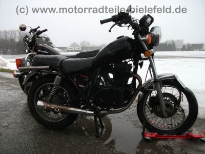 Suzuki_GN_250_NJ41A_Speiche_schwarz-rot_Crash_-_wie_DR_GN_GZ_125_250_400_S_E_D_SE_2.jpg