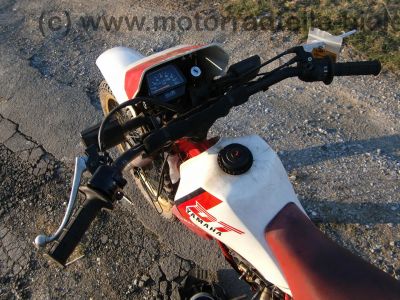 Yamaha_DT_50_MX_Typ_1NN_rot-weiss_-_wie_RD_DT_50_80_125_M_MX_13N_2M4_11.jpg