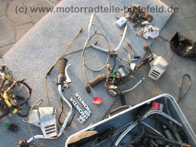 Honda_CB_200_Twin_2x_zerlegt_in_Teilen_Extras_Sondersitz_etc__-_wie_CB_125_250_K_G_127.jpg