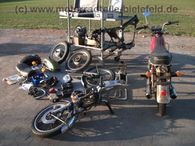 Honda_CB_200_Twin_2x_zerlegt_in_Teilen_Extras_Sondersitz_etc__-_wie_CB_125_250_K_G_19.jpg