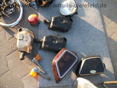 Honda_CB_200_Twin_2x_zerlegt_in_Teilen_Extras_Sondersitz_etc__-_wie_CB_125_250_K_G_95b.jpg