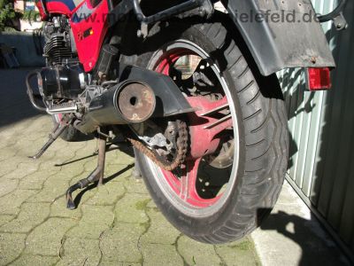 Kawasaki_GPz_550_UT_rot_GIVI_Gepaecktraeger_Koffertraeger_-_Z_ZX_KZ_GPz_400_500_550_750_A_B_UT_GP_LTD_19.jpg