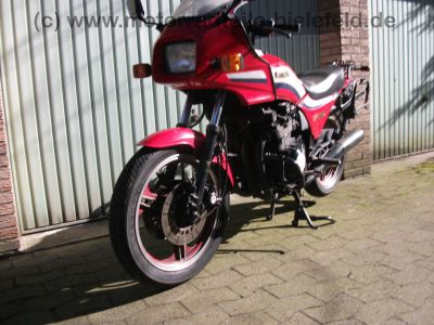 Kawasaki_GPz_550_UT_rot_GIVI_Gepaecktraeger_Koffertraeger_-_Z_ZX_KZ_GPz_400_500_550_750_A_B_UT_GP_LTD_2.jpg