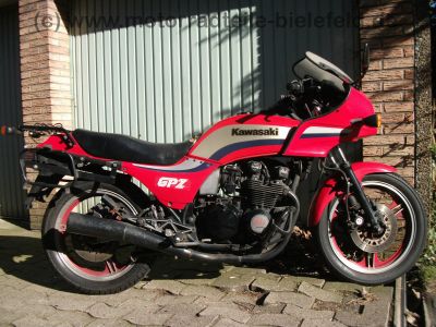 Kawasaki_GPz_550_UT_rot_GIVI_Gepaecktraeger_Koffertraeger_-_Z_ZX_KZ_GPz_400_500_550_750_A_B_UT_GP_LTD_57.jpg