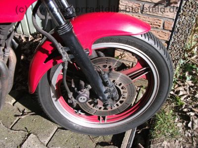 Kawasaki_GPz_550_UT_rot_GIVI_Gepaecktraeger_Koffertraeger_-_Z_ZX_KZ_GPz_400_500_550_750_A_B_UT_GP_LTD_63.jpg