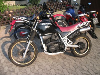 Honda_XLV_750_R_RD01_-_5x_Kardan_Enduro_HRC_blau_rot_schwarz_32.jpg