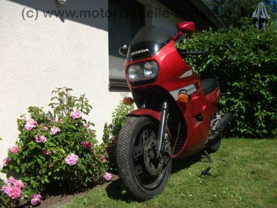 Honda_VF_1000_F2_Bol_dOr_SC15_rot-silber_V4_wie_VF_400_500_700_750_1100_F_F2_C_S_R_SC16_3.jpg