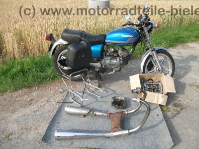 Honda_CB_400_T_blau_orig__Auspuff_HM_413_414_Gepaecktraeger_-_wie_CB_CM_250_400_450_T_N_10.jpg