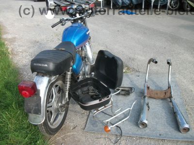 Honda_CB_400_T_blau_orig__Auspuff_HM_413_414_Gepaecktraeger_-_wie_CB_CM_250_400_450_T_N_12.jpg