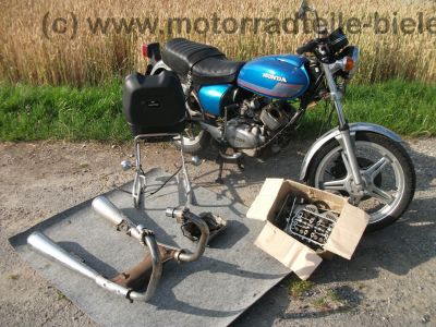 Honda_CB_400_T_blau_orig__Auspuff_HM_413_414_Gepaecktraeger_-_wie_CB_CM_250_400_450_T_N_13.jpg