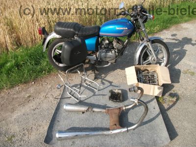 Honda_CB_400_T_blau_orig__Auspuff_HM_413_414_Gepaecktraeger_-_wie_CB_CM_250_400_450_T_N_14.jpg