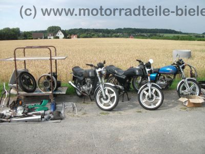 Honda_CB_400_T_blau_orig__Auspuff_HM_413_414_Gepaecktraeger_-_wie_CB_CM_250_400_450_T_N_2.jpg