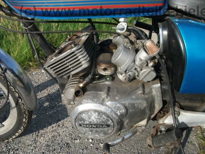 Honda_CB_400_T_blau_orig__Auspuff_HM_413_414_Gepaecktraeger_-_wie_CB_CM_250_400_450_T_N_51.jpg