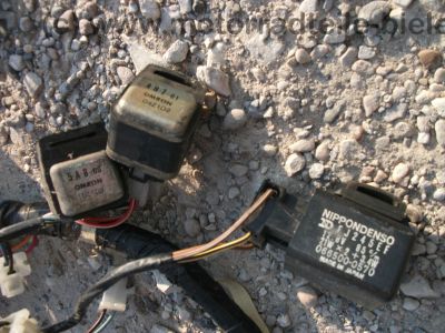 Yamaha_XZ_550_S_11U_weiss-rot_Verkleidung_Gepaecktraeger_Koffertraeger_orig__Auspuff_11H_-_14711_-_wie_XZ_400_D_24R_11V_11J_11K_18.jpg
