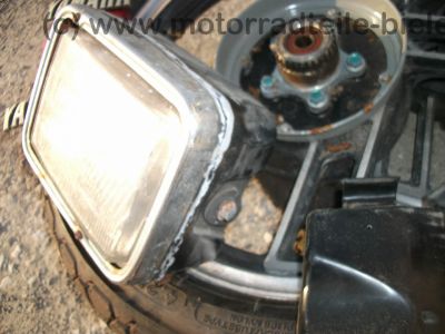 Yamaha_XZ_550_S_11U_weiss-rot_Verkleidung_Gepaecktraeger_Koffertraeger_orig__Auspuff_11H_-_14711_-_wie_XZ_400_D_24R_11V_11J_11K_22.jpg