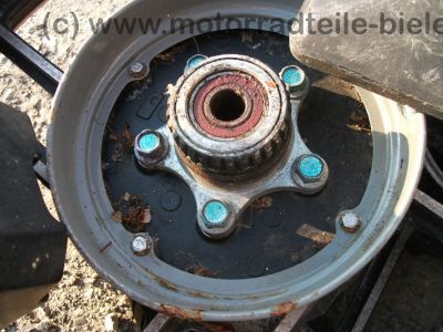 Yamaha_XZ_550_S_11U_weiss-rot_Verkleidung_Gepaecktraeger_Koffertraeger_orig__Auspuff_11H_-_14711_-_wie_XZ_400_D_24R_11V_11J_11K_27.jpg