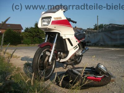 Yamaha_XZ_550_S_11U_weiss-rot_Verkleidung_Gepaecktraeger_Koffertraeger_orig__Auspuff_11H_-_14711_-_wie_XZ_400_D_24R_11V_11J_11K_3.jpg