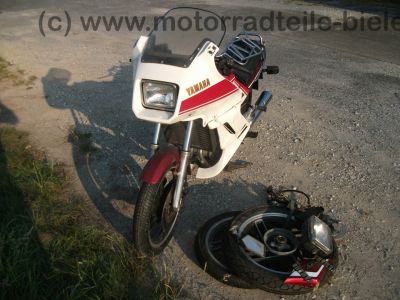 Yamaha_XZ_550_S_11U_weiss-rot_Verkleidung_Gepaecktraeger_Koffertraeger_orig__Auspuff_11H_-_14711_-_wie_XZ_400_D_24R_11V_11J_11K_4.jpg