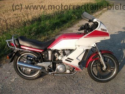 Yamaha_XZ_550_S_11U_weiss-rot_Verkleidung_Gepaecktraeger_Koffertraeger_orig__Auspuff_11H_-_14711_-_wie_XZ_400_D_24R_11V_11J_11K_72.jpg