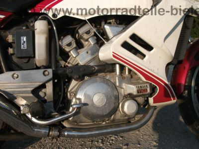 Yamaha_XZ_550_S_11U_weiss-rot_Verkleidung_Gepaecktraeger_Koffertraeger_orig__Auspuff_11H_-_14711_-_wie_XZ_400_D_24R_11V_11J_11K_83.jpg