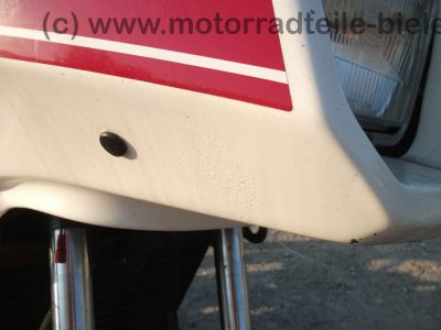 Yamaha_XZ_550_S_11U_weiss-rot_Verkleidung_Gepaecktraeger_Koffertraeger_orig__Auspuff_11H_-_14711_-_wie_XZ_400_D_24R_11V_11J_11K_90.jpg