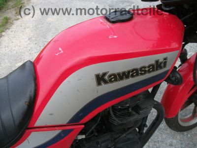 Kawasaki_GPZ_305_BD_rot_Tankbeulen_Belt_Drive_Twin_-_wie_KZ_Z_GPZ_CSR_250_305_400_440_A_B_C_D_LTD_58.jpg