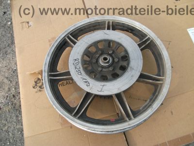 Yamaha_RD_250_1A2_Hinterrad_Felge_Bremsscheibe_Kettenrad_Traeger_1.jpg