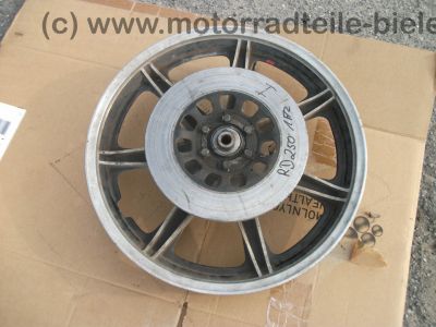 Yamaha_RD_250_1A2_Hinterrad_Felge_Bremsscheibe_Kettenrad_Traeger_2.jpg